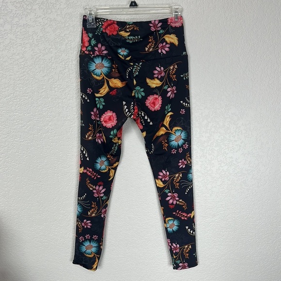 Onzie 7/8 Legging Floral Multi Colored Black Size Small Medium - Picture 8 of 12